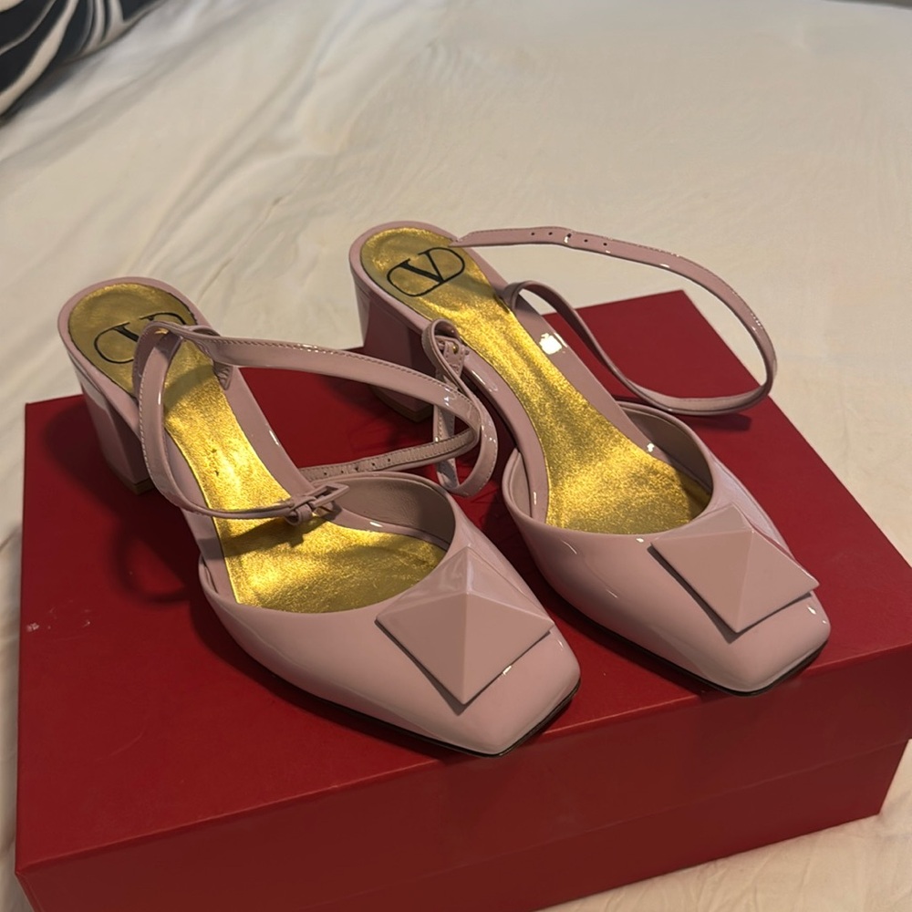 Brand new worn once Valentino lavender heels size 6.5